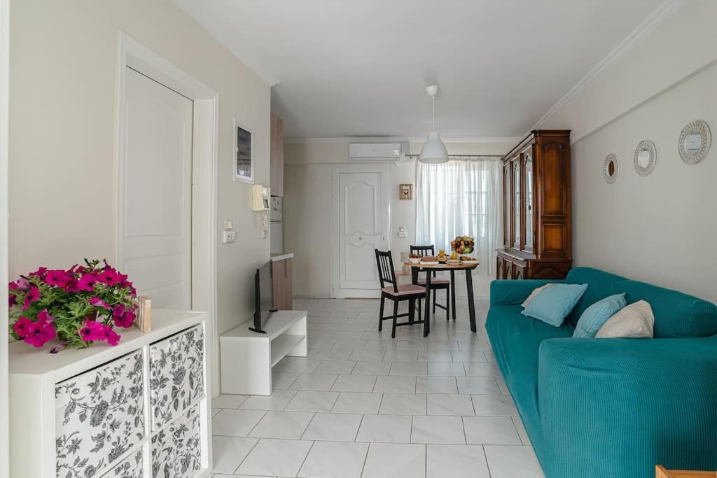 Sea View Apartment "Elise" Лоутраки Экстерьер фото